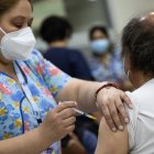 Una persona recibe una dosis de la vacuna contra la covid-19, hoy, en un centro de vacunación de Santiago (Chile)