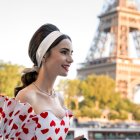 Imagen de Lilly Collins en la serie "Emily in Paris".