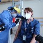 Refuerzo. El personal médico, entre otros grupos de primera línea, se podrán vacunar a los cinco meses de las segunda dosis.