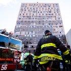 Bomberos de Nueva York frente al edificio de apartamentos en East 181st Street que fue escenario del incendio en el barrio del Bronx