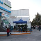 Ciudadanos acuden a una farmacia para practicarse una prueba de detección de coronavirus, en la Ciudad de México