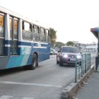 Estación. En la parada de la Metrovía de la Sagrada Familia, en el sur, los vehículos no solo invaden el carril, sino que rebasan en este.