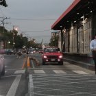 Infracción. Vehículos de todo tipo, además de ciclistas y conductores en scooters invaden y recorren el carril, sin inmutarse. Lo hacen a cualquier hora.