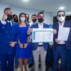 Carlos Luis Torres (c), precandidato a la presidencia azul, en las oficinas del club.