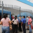 Situación. Los clientes de CNT que ayer se acercaron a una de las oficinas para hacer varios tipos de reclamos.