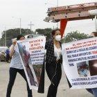 Reclamo. Familiares de víctimas protagonizaron un plantón frente a la cárcel el día que la CIDH visitó el país.