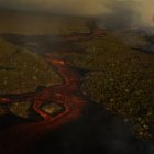 Fotografía cedida por el Parque Nacional Galápagos, el 7 de enero de 2022, que muestra la columna de humo que se eleva tras la erupción del volcán Wolf, en la isla Isabela de Galápagos (Ecuador).