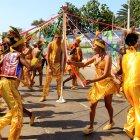 Fotografía de archivo fechada el 23 de febrero de 2020 de Integrantes de una comparsa desfilan en la Gran Parada de Tradición durante el segundo día del Carnaval de Barranquilla (Colombia).