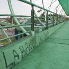 Situación. El puente peatonal de Puerto Azul tiene desde cables a techos hurtados por los antisociales.