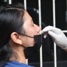 Una persona con síntomas respiratorios  se realiza una prueba de diagnóstico de COVID-19 en un centro de salud municipal de Guayaquil, el 10 de enero de 2020.