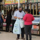 Irregular. Las farmacias no exigen prescripción médica para vender antibióticos y analgésicos.