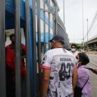 Trámite. Los ciudadanos se acercan a la CNT para denunciar el robo de identidad en los contratos con el ente.