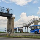 El mal estado del puente peatonal ha causado malestar entre los moradores de la Loma de Puengasí.