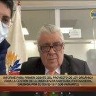 Ponente. Un empleado de la Asamblea asiste a Marcos Molina, presidente de la Comisión de Salud, para instalarlo correctamente en el Zoom.