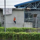 Fotografía de archivo, tomada el pasado 25 de febrero, en la que se registró a un preso al descender por una pared, durante un motín, en una cárcel de Guayaquil
