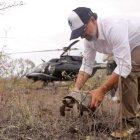 El ministro Manrique con una de las tortugas