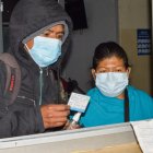 Usuarios del transporte interprovincial presentan sus carnés de vacunación en una de las boleterías de la terminal de Cuenca.