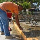 Obreros realizan la readecuación de los muros de las jardineras de la Ciudadela Universitaria.