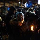 gente con velas realizan una vigilia por las víctimas del paoroso incendio en un edificio que cobró al menos 18 vidas en el Bronx