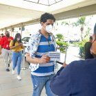 Medidas. En los lugares de atención al público, las personas mayores a 12 años deben presentar el certificado de vacunación completa.