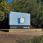 La señal del dedo arriba en las instalaciones de Facebook en Menlo Park, California, en una fotografía de archivo.