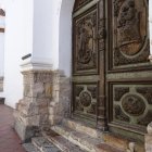 En los portones de la iglesia de las Conceptas, se destaca el milagro de la Porciúncula. / Jaime Marín