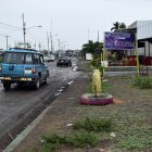 Las calles. Solo cuando garúa, es posible ver asentado el polvo en las calles que integran a Las Violetas. En el sitio todas las vías están con huecos.