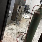 Daños. En el lugar los policías encontraron las herramientas empleadas para el intento de robo.