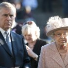 El principe Andrés y su madre, Isabel II de Inglaterra.