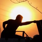 Un hombre expuesto al sol realiza trabajos, en una fotografía de archivo.