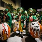 Fotografía de archivo de integrantes de una comparsa tocan los tambores durante el Desfile de Llamadas, en Montevideo (Uruguay).