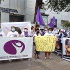 Personas con carteles, en las afueras del recinto judicial por el caso de Naomi Arcentales.