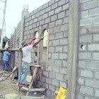Trabajo.- Albañiles en una construcción de casas.