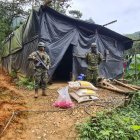 Vigilancia. Uniformados vigilan el material encontrado en el sector.