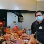 Producción. Elías Peralta, al igual que su padre, está pendiente del producto que es preparado en horno de leña.