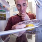 ARCHIVO - Un rápido control de lo que todavía tenemos en la nevera y las alacenas evita la compra innecesaria de alimentos. Foto: Christin Klose/dpa