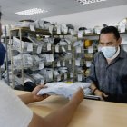 Según el expresidente Lenín Moreno, Correos del Ecuador contaba con una plantilla de 900 trabajadores públicos. La nueva empresa tiene 45.