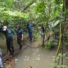 Rutina. Un grupo de los brigadistas que recorre la selva en tareas de vigilancia vuelve al pueblo tras cumplir una jornada de labores.