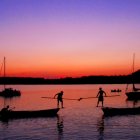 Fotografía de archivo de dos pescadores trabajando.