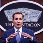 Estados Unidos acusó este viernes a Rusia de orquestar una operación para crear un pretexto con el fin de invadir o entrar en Ucrania, después de una intensa semana de contactos diplomáticos en Europa con Moscú, que han arrojado escasos resultados.

Tanto desde la Casa Blanca como desde el Pentágono, el Gobierno estadounidense afirmó que Rusia ha posicionado un grupo de operativos para llevar a cabo lo que en el argot militar de EE.UU. se denomina "una operación de bandera falsa" en el este de Ucrania.

El portavoz del Departamento de Defensa, John Kirby, explicó en una rueda de prensa que se trataría de una operación "diseñada para que parezca un ataque contra ellos (los rusos) o su gente, o gente que habla ruso en Ucrania, como una excusa para entrar" en suelo ucraniano.

La secretaria de Prensa de la Casa Blanca, Jen Psaki, aseguró, por su parte, que esos operativos rusos están entrenados en guerrilla urbana y en el uso de explosivos "para llevar a cabo actos de sabotaje contra las propias fuerzas rusas", que justifiquen esa intervención.

UNA MEZCLA DE INDIVIDUOS DENTRO DEL GOBIERNO RUSO

De acuerdo al Pentágono, dichos operativos sería una mezcla de individuos dentro del Gobierno ruso que pueden ser desde agentes de inteligencia y de seguridad, hasta incluso soldados, "a menudos son híbridos".

En paralelo a esa presunta operación, Kirby apuntó que EE.UU. dispone de indicios de que "actores de influencia rusa" han comenzado difundir provocaciones falsas por parte de Ucrania, tanto en medios estatales como en redes sociales para inventar un pretexto para una incursión.

Según la Casa Blanca, Moscú pretende crear la "narrativa" de que hay un deterioro de los derechos humanos en Ucrania y poder así "justificar la intervención rusa".

Estas acusaciones coinciden con las denuncias hechas este viernes por Ucrania sobre un ciberataque a 70 páginas webs, varias de ellas gubernamentales, como las del Gabinete de Ministros o el ministerio de Asuntos Exteriores, que Kiev considera que tienen la "huella rusa".

A ese respecto también se refirió Psaki en su comparecencia ante los medios, donde avisó de que EE.UU. tomará "las medidas necesarias" para "defender" al país europeo, si bien no señaló directamente a Rusia como responsable del sabotaje informático.

Washington recordó que no es la primera vez que ve a Moscú actuar de esta forma —en referencia a la invasión de Crimea en 2014— y que ahora la pelota está en el tejado del presidente ruso, Vladímir Putin.

A una pregunta de los periodistas sobre si Putin estaría al tanto de estas maniobras, Kirby opinó que "es difícil que este tipo de actividades se hagan sin el conocimiento, o sin el visto bueno de los niveles más altos del Gobierno ruso".

Pese a estas acusaciones, Washington no cree que Putin haya tomado ya la decisión de atacar Ucrania y expresó su preferencia de que "la diplomacia prevalezca": "La Administración no está dispuesta a abandonar los esfuerzos para resolver esto diplomáticamente", aseguró Kirby.

Psaki hizo hincapié en que Putin debe determinar "cuál es el camino a seguir".

"Si deciden que van a invadir Ucrania, las consecuencias económicas van mucho más allá de 2014 —cuando Rusia invadió Crimea—. Si deciden que quieren entablar conversaciones diplomáticas, estamos muy abiertos", dijo la portavoz.

EE.UU. ofrece asistencia militar a Kiev y actualmente hay en Ucrania unos 200 efectivos de la Guardia Nacional de Florida (EE.UU.) —un cuerpo militar en la reserva—, que están en una misión de entrenamiento.

"Se encuentran en una misión rotatoria de asistencia y asesoría. Es algo que hemos estado haciendo durante varios años", precisó Kirby, quien no quiso aclarar el futuro de esos efectivos en caso de una eventual incursión rusa.

EE.UU. lanzó estas acusaciones contra Moscú tras una intensa semana de reuniones en Ginebra, Bruselas y Viena, en la que representantes rusos han mantenido encuentros con responsables estadounidenses, así como de la OTAN y de la Organización para la Seguridad y la Cooperación en Europa (OSCE), que han arrojado escasos resultados.

Ante este panorama el presidente de Ucrania, Volodímir Zelenski, propuso a Biden celebrar una reunión trilateral con Putin para rebajar la tensión en la región, anunció hoy Andriy Yermak, jefe de la oficina presidencial ucraniana.

Putin ha acusado a Zelenski de entregar la dirección de Ucrania en manos extranjeras, en concreto de EE.UU., Alemania y Francia.

La tensión fronteriza entre ambos países y la aspiración de Ucrania a ingresar en la OTAN centró las consultas mantenidas esta semana entre Rusia, EE.UU. y la Alianza Atlántica.

Moscú reconoció que la postura estadounidense sobre la expansión de la OTAN hacia el este sigue siendo "impenetrable" y aseguró que no esperará "eternamente" a recibir una respuesta sobre las garantías de seguridad.