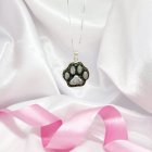 Las joyas tienen diseños especiales que incorporan cenizas de mascotas.