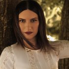 Fotografía cedida este viernes por Tommy Napolitano en la que se registró a la cantautora italiana Laura Pausini, quien contará su vida y mostrará su "verdadera alma" en una película de Amazon Prime Video.