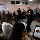 Un maestro de música dirige un concierto de "El Sistema" para invitados extranjeros.