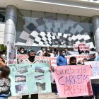 Protesta. Decenas de ciudadanos reclamaron en los exteriores del organismo constitucional acciones por los riesgos que afrontan.