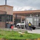 El vehículo de Medicina Legal a su llegada al centro de rehabilitación del Azuay.