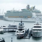 Fotografía de archivo de un crucero de la compañía Royal Caribbean atracado en la Bahía de Miami (EE.UU.).