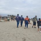 Personal del Servicio Nacional de Gestión del Riesgo vigila las playas.