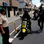 Operativos. Miembros de la Policía el pasado 5 de enero, durante uno de los controles efectuados a personas que se desplazaban en motocicletas en el sector de Solanda, al sur.