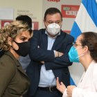 La alcaldesa Cynthia Viteri dialoga con la ministra de Educación, María Brown, el jueves 13 de enero, cuando se anunció la reanudación de las clases presenciales.