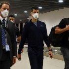 El tenista serbio minutos antes de tomar el avión de regreso a casa.